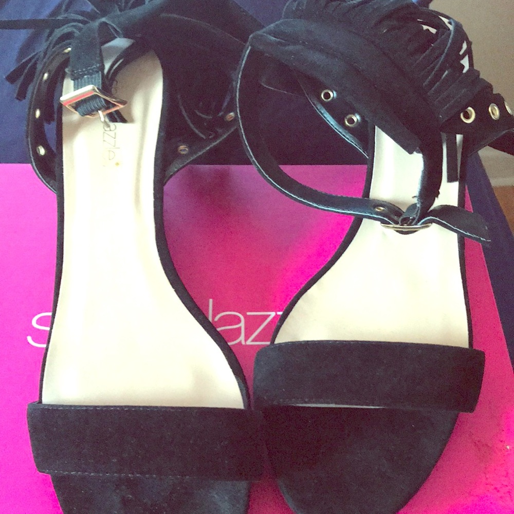 Wedge with fringe detail